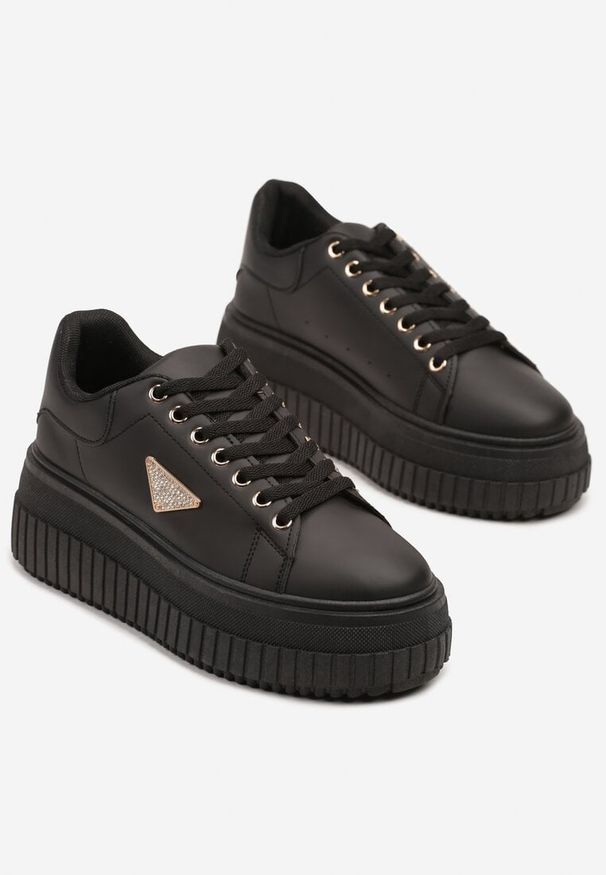 Born2be - Czarne Sneakersy na Grubej Podeszwie z Tłoczeniami i Ozdobną Aplikacją Danioris. Okazja: na co dzień. Zapięcie: sznurówki. Kolor: czarny. Materiał: jeans. Wzór: aplikacja
