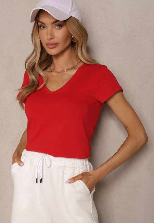 Renee - Czerwony Bawełniany T-shirt z Trójkątnym Dekoltem Linalitia. Okazja: na co dzień. Kolor: czerwony. Materiał: bawełna. Styl: casual