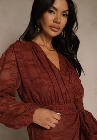 Renee - Bordowa Sukienka z Tkaniny Plumeti o Kopertowym Fasonie Zenisala. Okazja: na imprezę. Kolor: czerwony. Materiał: tkanina. Typ sukienki: kopertowe. Styl: elegancki #3