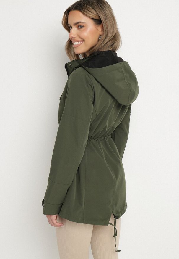 Born2be - Ciemnozielona Kurtka Parka Dwustronna Ozdobiona Guzikami przy Rękawach Mivanea. Kolor: zielony. Materiał: jeans. Długość rękawa: długi rękaw. Długość: długie. Wzór: aplikacja. Sezon: jesień, zima. Styl: klasyczny, elegancki