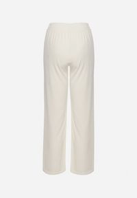 Born2be - Białe Prążkowane Spodnie Szerokie z Gumką w Pasie Drasia. Kolor: biały. Materiał: prążkowany #2