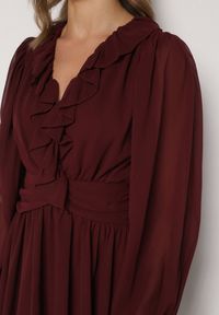 Born2be - Bordowa Rozkloszowana Sukienka z Falbankami i Siateczkowymi Rękawami Zennisa. Okazja: do pracy, na imprezę, na spotkanie biznesowe. Typ kołnierza: kołnierz z falbankami. Kolor: czerwony. Materiał: poliester. Typ sukienki: rozkloszowane. Styl: klasyczny, biznesowy #4