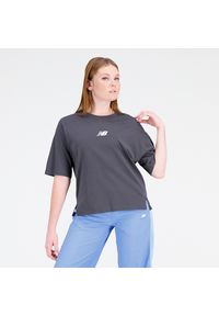 Koszulka damska New Balance WT31511ACK – czarna. Kolor: czarny. Materiał: bawełna, materiał. Długość rękawa: krótki rękaw. Długość: krótkie