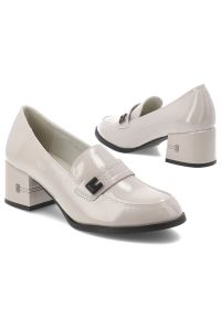 Szare Półbuty Vinceza Eleganckie Obuwie Damskie Na Obcasie. Okazja: na co dzień. Zapięcie: pasek. Kolor: szary. Materiał: lakier, materiał. Obcas: na obcasie. Styl: elegancki. Wysokość obcasa: średni