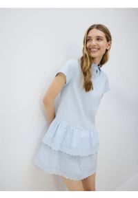 Reserved - Sukienka z ozdobnym haftem - jasnoniebieski. Kolor: niebieski. Materiał: tkanina, bawełna. Wzór: haft #1