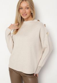 Born2be - Jasnobeżowy Sweter Ozdobiony Metalicznymi Guzikami Amentia. Typ kołnierza: golf. Kolor: beżowy. Materiał: jeans. Wzór: aplikacja. Styl: klasyczny