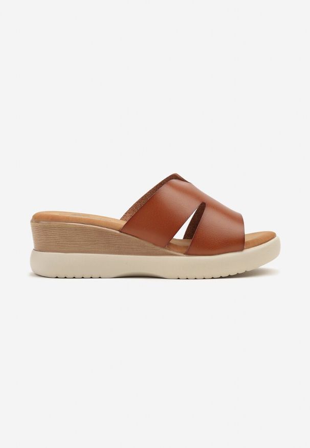 Renee - Brązowe Klapki na Koturnie z Cholewką Zdobioną Wycięciami Zerelle. Kolor: brązowy. Wzór: aplikacja. Obcas: na koturnie. Styl: elegancki