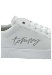 TOMMY HILFIGER - Białe Sneakersy Tommy Hilfiger Damskie Modne Buty. Zapięcie: sznurówki. Kolor: biały. Materiał: skóra ekologiczna, jeans, materiał. Szerokość cholewki: normalna. Wzór: napisy #4