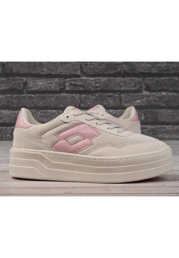 LOTTO - Buty damskie sportowe na platformie Lotto STALIOT. Kolor: beżowy, wielokolorowy, różowy. Obcas: na platformie. Sport: turystyka piesza