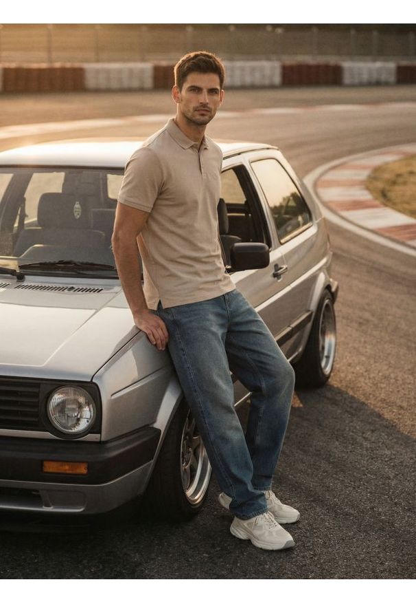 Sinsay - Bawełniana koszulka polo z haftem - beżowy. Typ kołnierza: polo. Kolor: beżowy. Materiał: bawełna. Wzór: haft