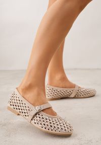 Born2be - Ciemnobeżowe Ażurowe Balerinki z Paskiem z Klamerką i Cyrkoniami Feanoene. Okazja: na spotkanie biznesowe, do pracy. Zapięcie: pasek. Kolor: beżowy. Materiał: jeans, koronka. Wzór: ażurowy. Styl: biznesowy, elegancki, klasyczny #1