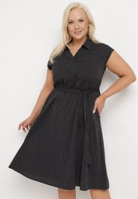 Born2be - Czarna Bawełniana Sukienka z Krótkim Rękawem z Materiałowym Paskiem i Kieszeniami Lovara. Typ kołnierza: dekolt w serek. Kolor: czarny. Materiał: bawełna, materiał. Długość rękawa: krótki rękaw. Styl: elegancki