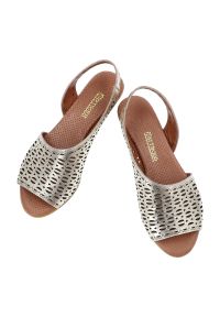 Złote Sandały Artiker Modne Obuwie Damskie. Kolor: złoty. Materiał: skóra. Wzór: ażurowy. Sezon: lato. Obcas: na koturnie. Styl: klasyczny, elegancki #7