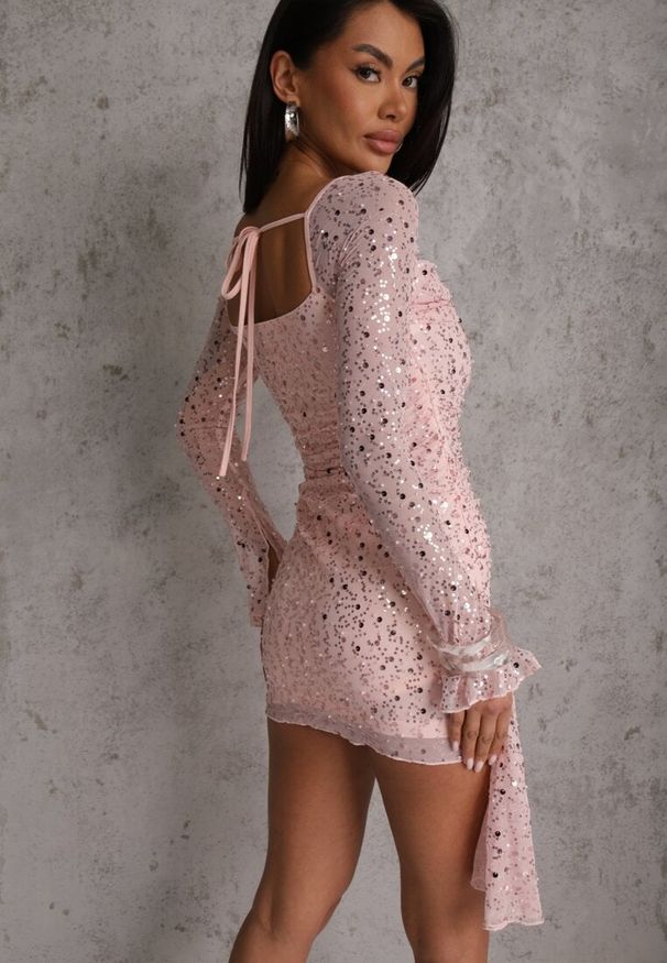 Renee - Różowa Dopasowana Sukienka VICES Zdobiona Cekinami i Wiązaniem Alethrolphi. Kolor: różowy. Wzór: aplikacja. Styl: elegancki, klasyczny