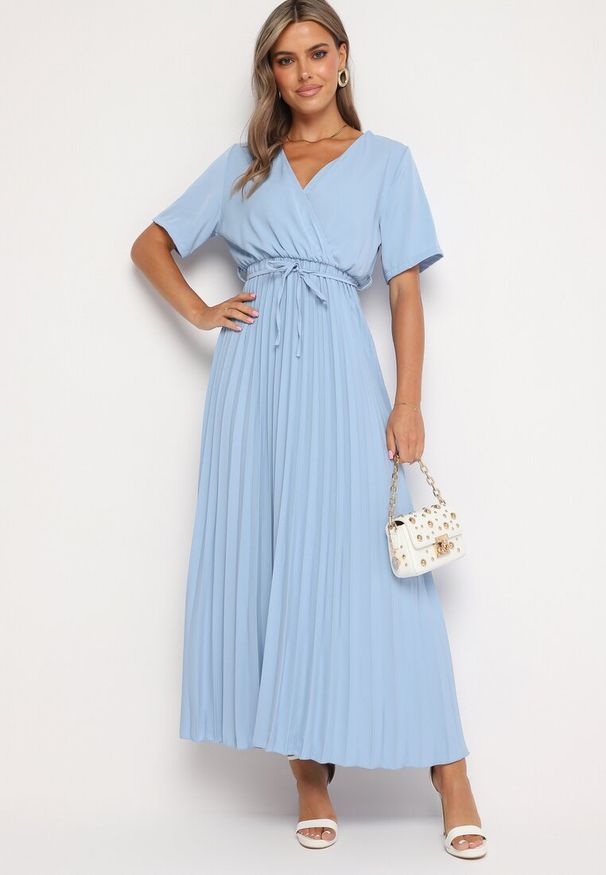 Born2be - Niebieska Sukienka Plisowana Maxi z Wiązanym Paskiem Dianiza. Kolor: niebieski. Materiał: materiał. Długość: maxi