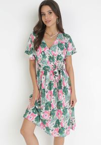 Born2be - Zielona Rozkloszowana Sukienka z Metaliczną Nitką i Wiązanym Paskiem Noldan. Kolor: zielony. Materiał: tkanina, materiał, wiskoza. Wzór: kwiaty #1