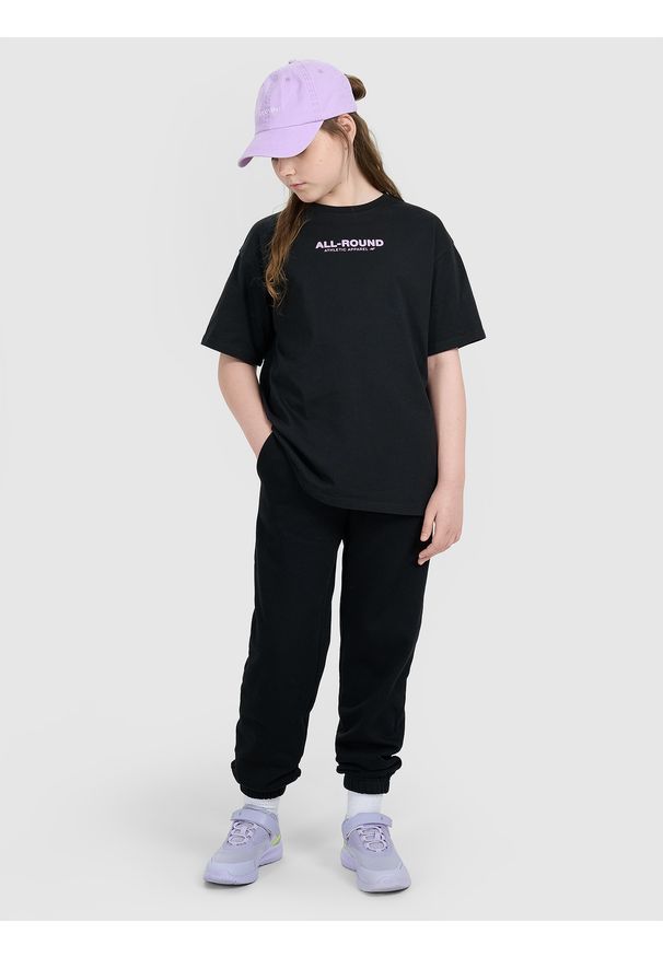 4f - 4F T-shirt oversize z nadrukiem dziewczęcy - czarny 140 (9-10 lat). Okazja: na co dzień. Kolor: czarny. Materiał: jersey, bawełna. Długość rękawa: krótki rękaw. Długość: krótkie. Wzór: nadruk. Sezon: lato. Styl: casual, sportowy, klasyczny