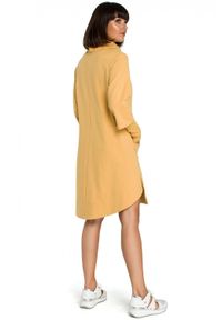 Be Active - Trapezowa sukienka dresowa z golfem i długim rękawem żółta. Typ kołnierza: golf. Kolor: żółty. Materiał: dresówka. Długość rękawa: długi rękaw. Typ sukienki: trapezowe. Długość: midi