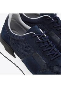 Wittchen - Męskie sneakersy zamszowe z elastycznymi wstawkami granatowe. Okazja: na co dzień. Nosek buta: okrągły. Kolor: niebieski. Materiał: zamsz, skóra. Sport: turystyka piesza #4