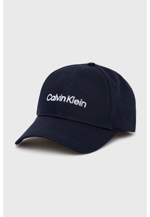 Calvin Klein czapka bawełniana kolor granatowy z aplikacją. Kolor: niebieski. Materiał: bawełna. Wzór: aplikacja