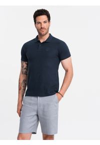 Ombre Clothing - Jednokolorowa koszulka męska polo BASIC z dzianiny pique - granatowa V2. Okazja: na co dzień. Typ kołnierza: polo. Kolor: niebieski. Materiał: dzianina. Wzór: haft, aplikacja, jednolity. Styl: sportowy, wizytowy, casual #7