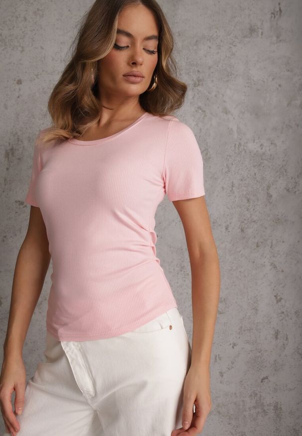 Renee - Różowy T-shirt w Prążki z Marszczeniami po Bokach Nedala. Okazja: na co dzień. Kolor: różowy. Wzór: prążki. Styl: casual, elegancki