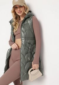 Born2be - Jasnozielona Pikowana Kamizelka Bezrękawnik z Kapturem Zapinana na Zamek Amitri. Typ kołnierza: kaptur. Kolor: zielony. Długość rękawa: bez rękawów #1