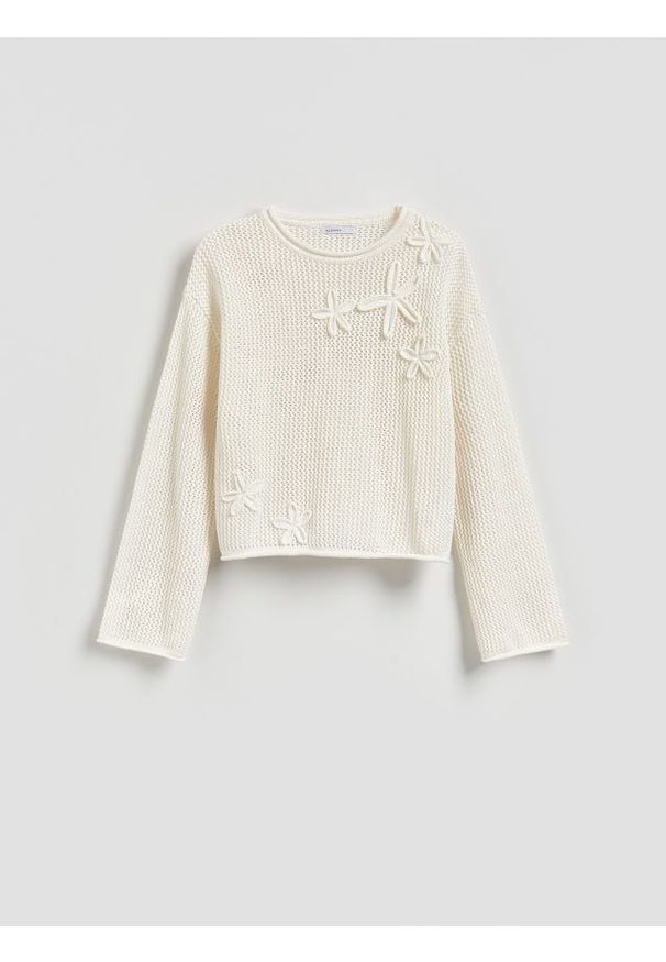 Reserved - Sweter z ozdobną aplikacją - kremowy. Kolor: kremowy. Materiał: bawełna. Wzór: aplikacja