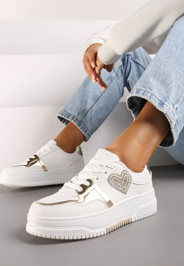 Born2be - Białe Sneakersy z Brokatowym Serduszkiem Asitalla. Nosek buta: okrągły. Zapięcie: sznurówki. Kolor: biały. Materiał: materiał. Obcas: na obcasie. Wysokość obcasa: niski