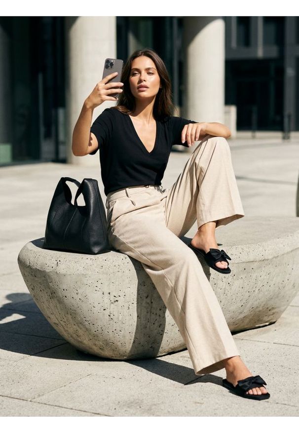 Sinsay - Bawełniana koszulka z dekoltem V - czarny. Kolor: czarny. Materiał: bawełna