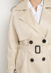 Born2be - Beżowy Długi Płaszcz Trencz o Klasycznym Fasonie z Paskiem Nasde. Okazja: na co dzień. Kolor: beżowy. Materiał: jeans. Długość: długie. Styl: klasyczny #5