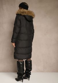 Renee - Czarna Kurtka z Pikowanymi Przeszyciami i Kapturem z Futrem Alandrie. Okazja: na co dzień. Typ kołnierza: golf. Kolor: czarny. Materiał: futro. Styl: casual #5