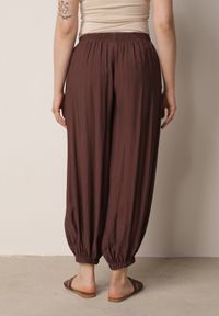 Born2be - Brązowe Baloniaste Spodnie z Wysokim Stanem w Stylu Casual Lilanya. Okazja: na co dzień. Stan: podwyższony. Kolor: brązowy. Długość: krótkie. Sezon: wiosna, lato. Styl: casual #4
