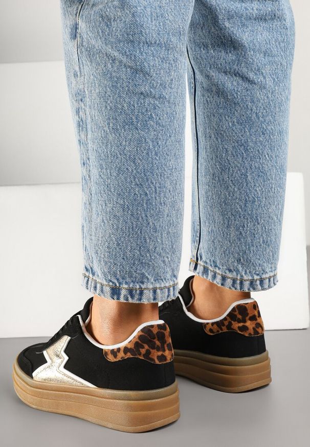 Renee - Czarne Sneakersy w Stylu Tenisówek Ozdobione Geometrycznym Wzorem Tolivanna. Okazja: na co dzień. Zapięcie: sznurówki. Kolor: czarny. Materiał: jeans. Wzór: aplikacja, geometria