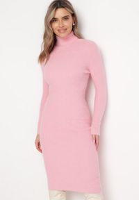 Born2be - Różowa Sweterkowa Puchata Sukienka Midi z Wełny z Golfem Sebhat. Typ kołnierza: golf. Kolor: różowy. Materiał: wełna. Długość: midi #1
