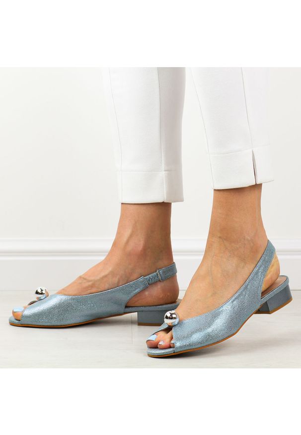 Niebieskie satynowe sandały damskie na obcasie T.Sokolski L26-136s. Okazja: na ślub cywilny, na wesele. Kolor: niebieski. Materiał: skóra. Sezon: wiosna, lato. Obcas: na obcasie. Styl: elegancki, klasyczny. Wysokość obcasa: niski