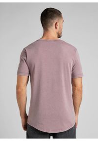 Lee - LEE SHAPED TEE MĘSKA KOSZULKA JEDNOLITA PURPLE STORM L62JCK70 112321763. Wzór: jednolity