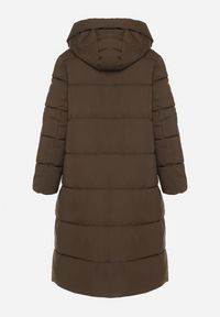 Born2be - Ciemnozielona Długa Pikowana Kurtka z Kapturem Acaltte. Typ kołnierza: kaptur. Kolekcja: plus size. Kolor: zielony. Materiał: jeans. Długość: długie. Sezon: zima. Styl: klasyczny #4