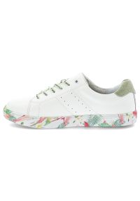 Białe Sneakersy Vinceza Stylowe Obuwie Damskie Ze Skóry Naturalnej. Okazja: na co dzień. Kolor: biały. Materiał: skóra. Szerokość cholewki: normalna. Wzór: napisy, kolorowy. Styl: elegancki #4