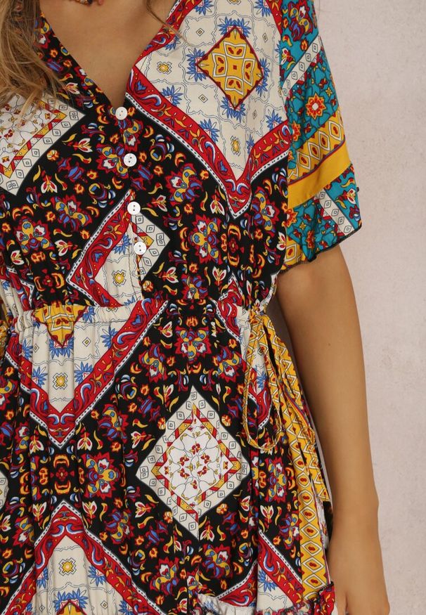 Renee - Czarno-Czerwona Sukienka z Wiskozy Olonice. Okazja: na imprezę. Typ kołnierza: kołnierz z falbankami. Kolor: czarny. Materiał: wiskoza. Długość rękawa: krótki rękaw. Wzór: kolorowy, aplikacja. Sezon: lato. Styl: boho