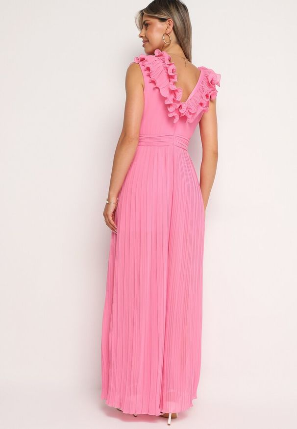 Born2be - Różowy Plisowany Kombinezon Koktajlowy Ozdobiony Falbanami z Szerokimi Nogawkami Frelfrea. Typ kołnierza: dekolt w kształcie V. Kolor: różowy. Materiał: materiał. Wzór: aplikacja. Typ sukienki: plisowane. Styl: wizytowy