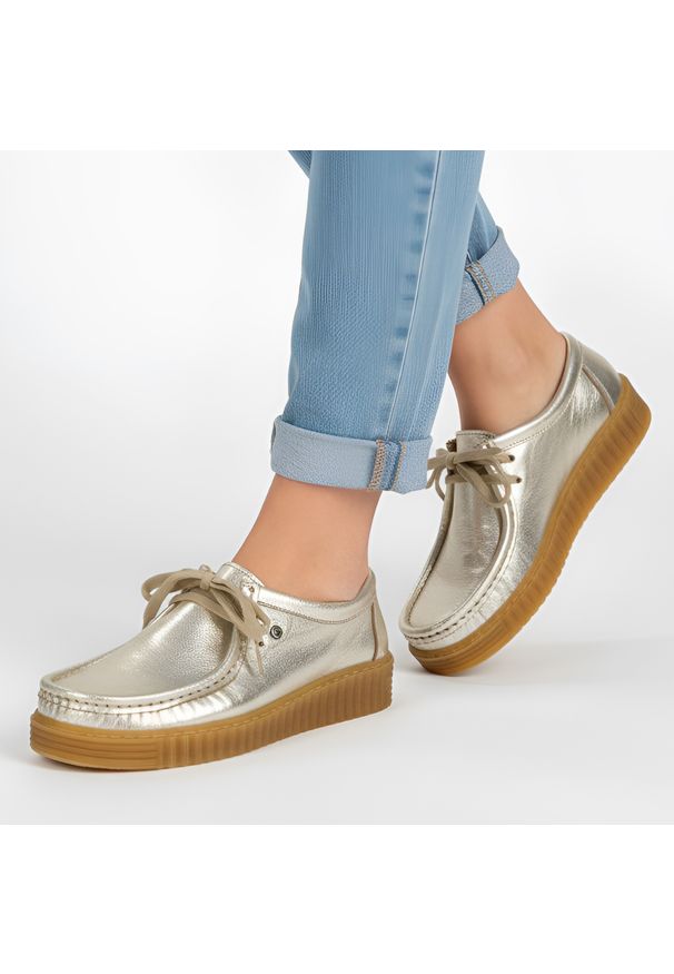 Złote Półbuty Hee Modne Buty Damskie. Okazja: na co dzień. Zapięcie: sznurówki. Kolor: złoty. Materiał: jeans, skóra. Styl: elegancki, casual, klasyczny