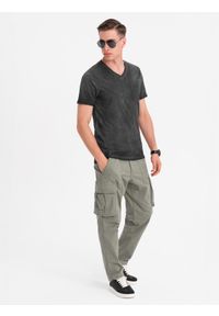 Ombre Clothing - Męski bawełniany t-shirt V-neck z dzianiny z efektem sprania - czarny V6 - Rozmiar: L. Okazja: na co dzień. Typ kołnierza: dekolt w serek. Kolor: czarny. Materiał: bawełna, dzianina. Wzór: melanż. Styl: vintage, casual, klasyczny #7