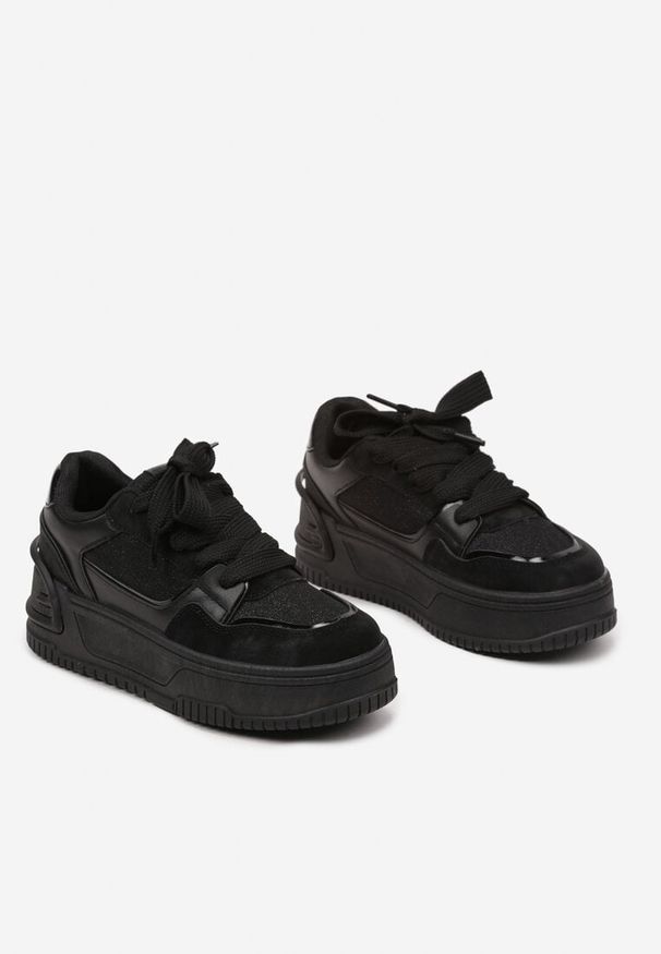 Renee - Czarne Sneakersy na Platformie Ozdobionej Tłoczeniem Deovithra. Okazja: na co dzień. Zapięcie: sznurówki. Kolor: czarny. Materiał: jeans. Wzór: aplikacja. Obcas: na platformie