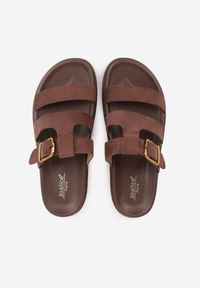 Renee - Brązowe Klapki Ozdobione Geometrycznymi Paskami i Metaliczną Klamrą Hossei. Okazja: na co dzień. Kolor: brązowy. Materiał: jeans. Wzór: geometria, aplikacja. Styl: casual, elegancki #5