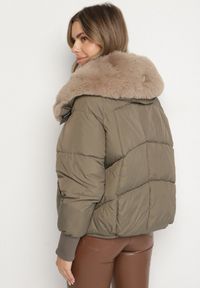 Born2be - Ciemnozielona Pikowana Kurtka z Futrzanym Kołnierzem z Możliwością Odpięcia Malatila. Okazja: do pracy, na spacer. Kolor: zielony. Materiał: futro. Długość rękawa: długi rękaw. Długość: długie. Sezon: zima. Styl: klasyczny, elegancki #4