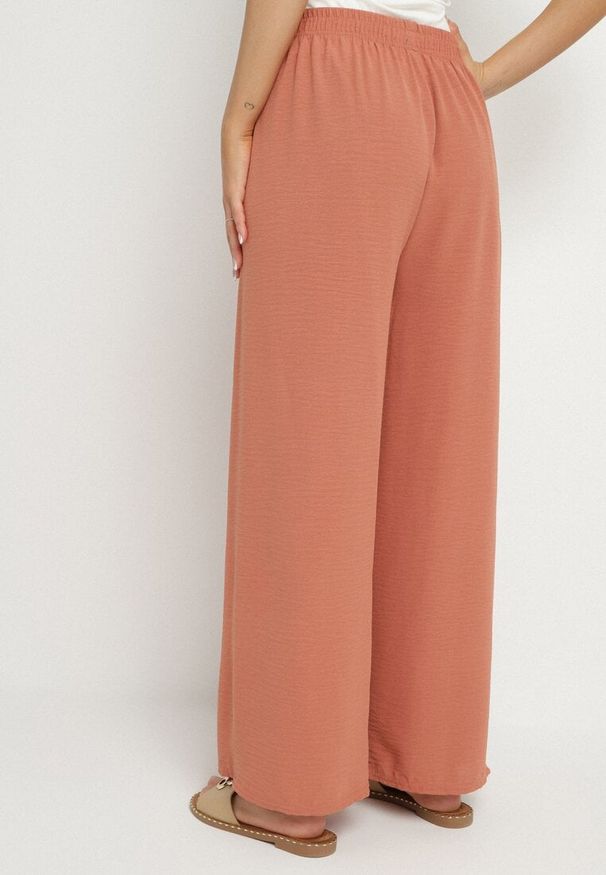 Born2be - Różowe Szerokie Spodnie z Gumką w Pasie Sliverta. Kolor: różowy