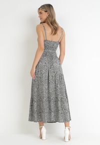 Born2be - Czarna Sukienka Maxi na Cienkich Ramiączkach z Falbanką w Kwiatki Jessili. Kolor: czarny. Materiał: materiał. Długość rękawa: na ramiączkach. Wzór: kwiaty. Sezon: lato, wiosna. Długość: maxi