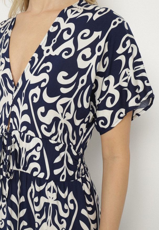 Born2be - Niebieska Sukienka z Wiskozy w Abstrakcyjny Wzór Faledira. Okazja: na co dzień. Typ kołnierza: dekolt w serek. Kolor: niebieski. Materiał: wiskoza. Długość rękawa: krótki rękaw. Typ sukienki: proste. Styl: casual, klasyczny