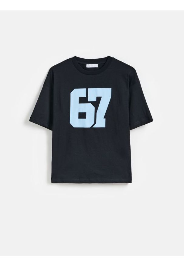 Reserved - T-shirt z nadrukiem 67 - czarny. Kolor: czarny. Materiał: bawełna, dzianina. Wzór: nadruk